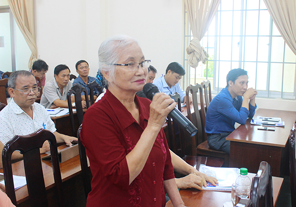 Cử tri Nguyễn Thị Điểm (phường Thắng Tam, TP. Vũng Tàu) nêu ý kiến về việc hỗ trợ cho các hộ kinh doanh bị ảnh hưởng bởi dịch bệnh COVID-19. Ảnh: KHÁNH CHI
