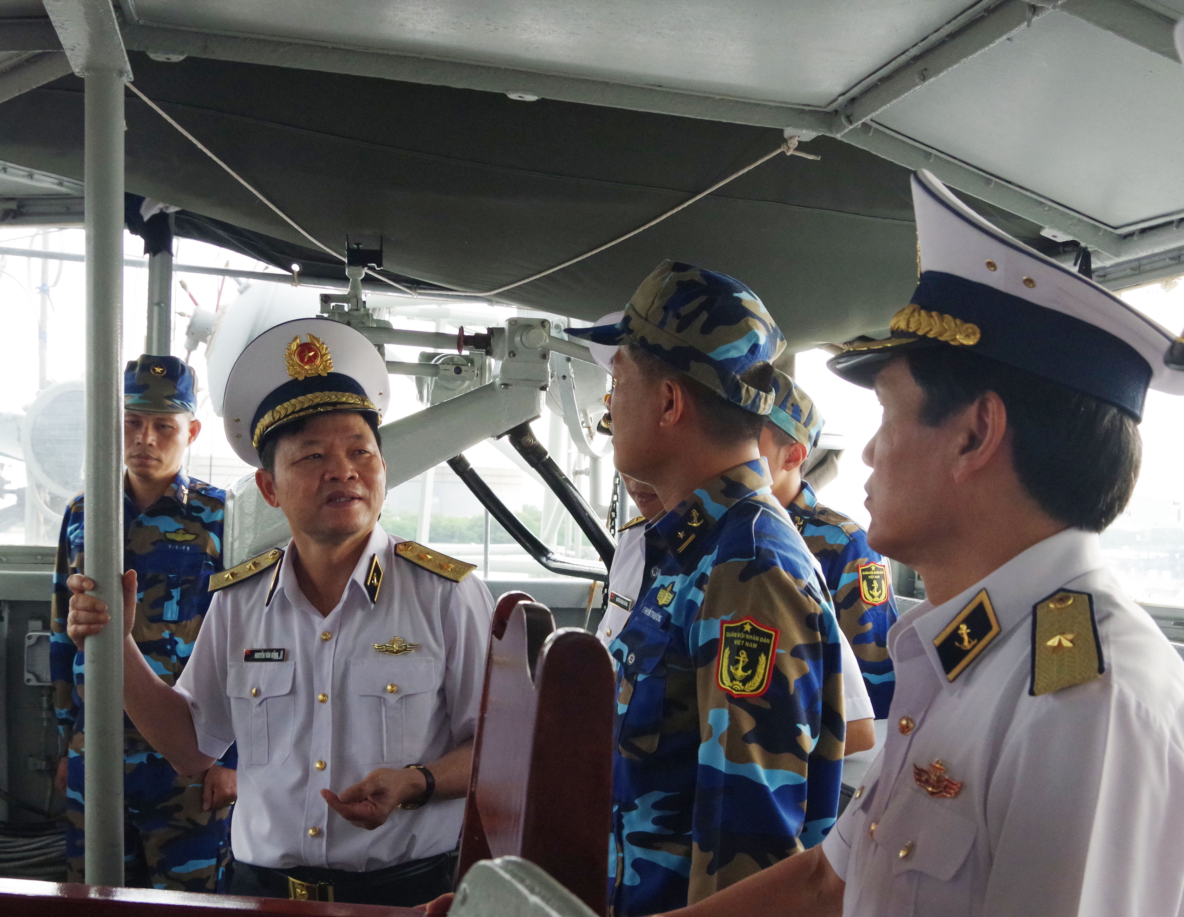 Trung tướng Nguyễn Văn Bổng, Bí thư Đảng ủy, Chính ủy Quân chủng Hải quân đến thăm và làm việc tại tàu 15 Lữ đoàn 171 Hải quân. Ảnh: XUÂN QUANG