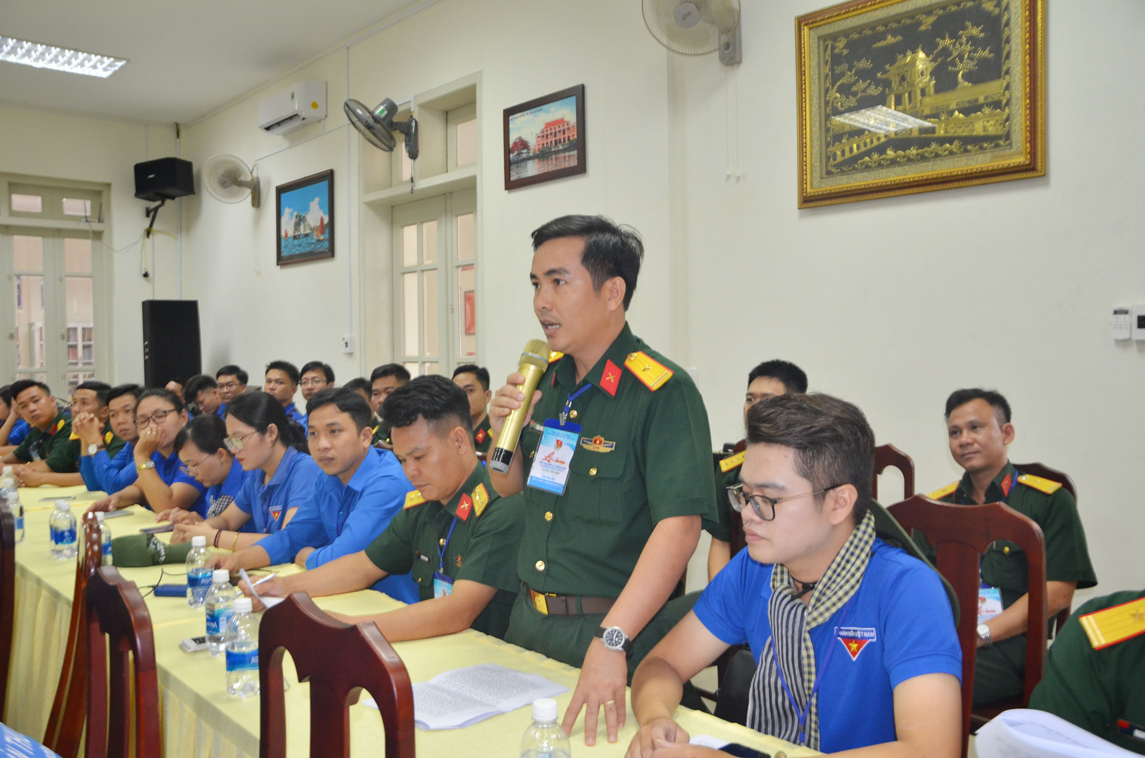 Thiếu tá Trần Phát Đạt, CLB Lý luận trẻ Quân đoàn 4 trình bày tham luận tại tọa đàm.