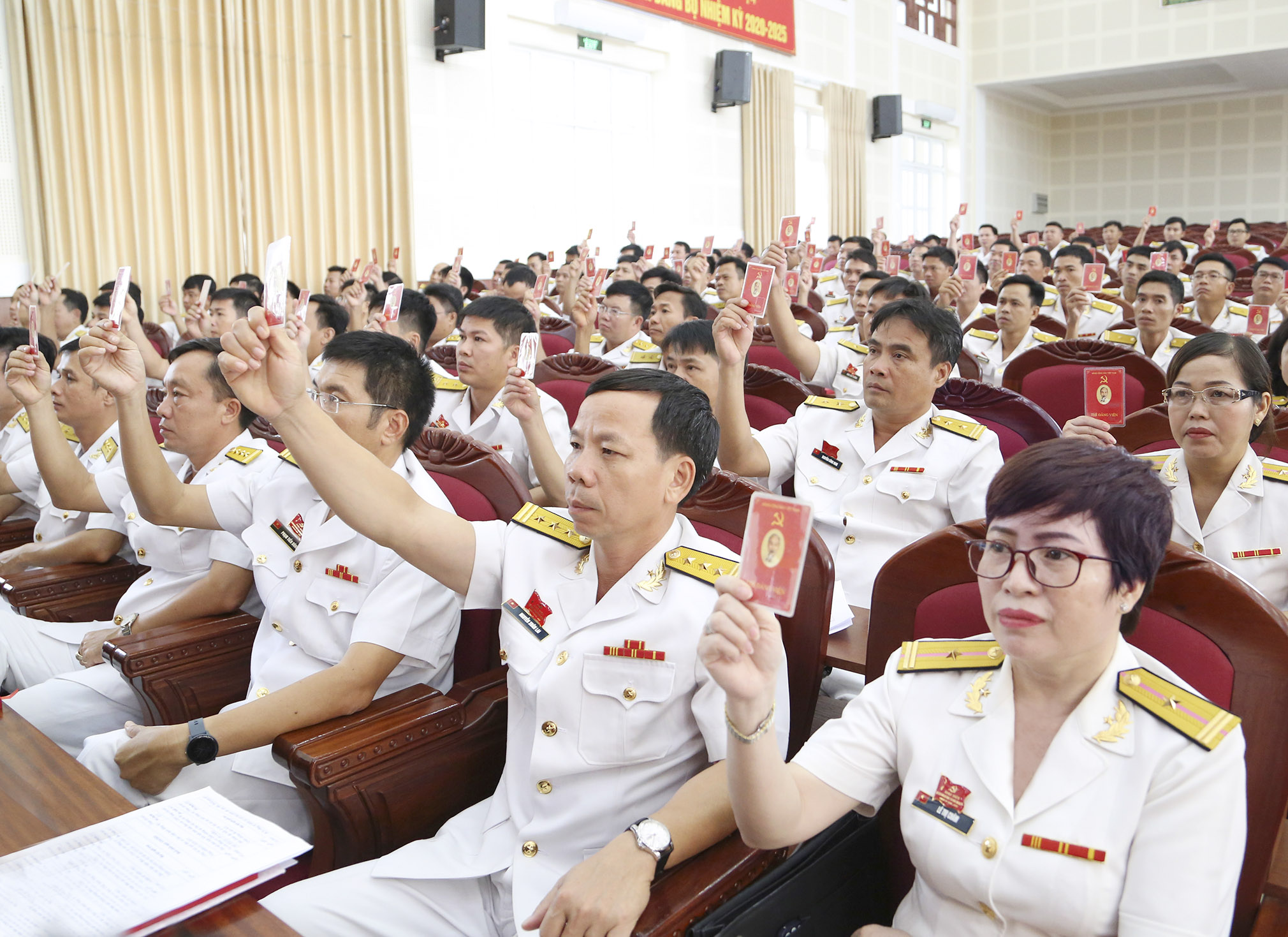 Các đại biểu biểu quyết thông qua Nghị quyết Đại hội Đảng bộ Vùng 2 Hải quân lần thứ III, nhiệm kỳ 2020-2025.