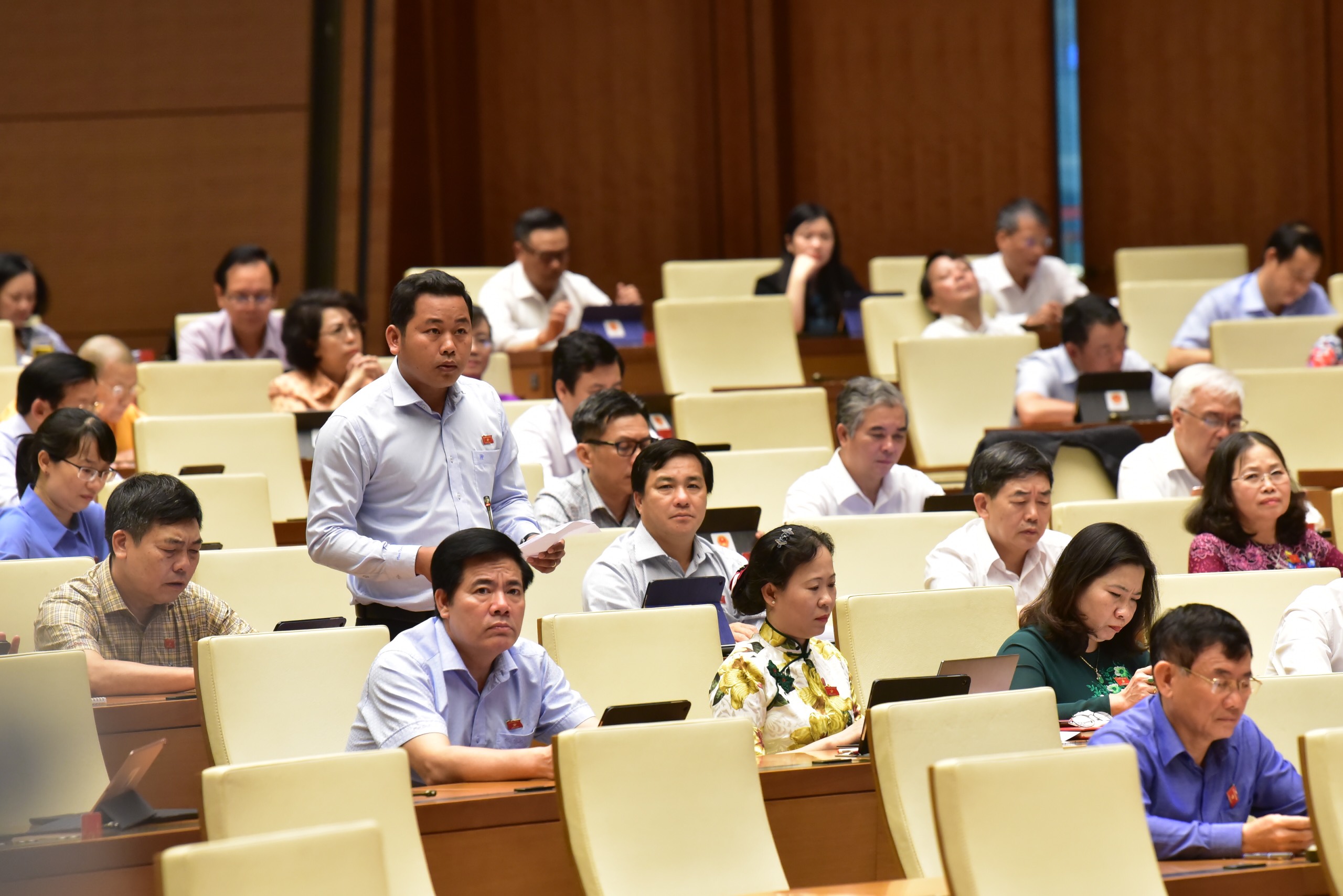Đại biểu Quốc hội tỉnh BR–VT Dương Tuấn Quân phát biểu tại phiên họp.