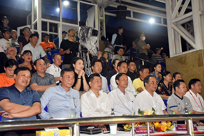 Lãnh đạo tỉnh, Bộ VH-TT-DL, Liên đoàn Bóng đá Việt Nam đến cổ vũ cho 2 đội bóng. 