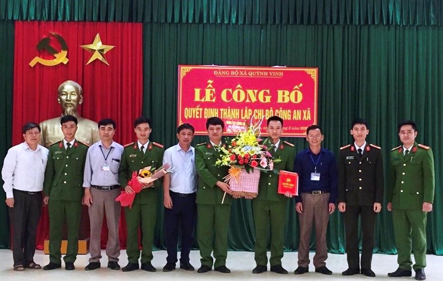 Đại diện Lãnh đạo Công an TX Hoàng Mai và Đảng ủy xã Quỳnh Vinh chúc mừng Chi bộ Công an xã Quỳnh Vinh
