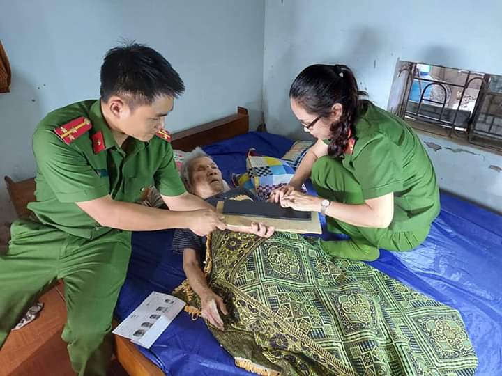 Công an huyện Anh Sơn đến tận nhà làm thủ tục cấp chứng minh nhân dân miễn phí cho người già yếu, bệnh tật và các đối tượng chính sách