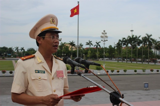 Thượng tá Đinh Anh Dũng - Trưởng phòng Tổ chức cán bộ Công an Nghệ An báo công với Bác
