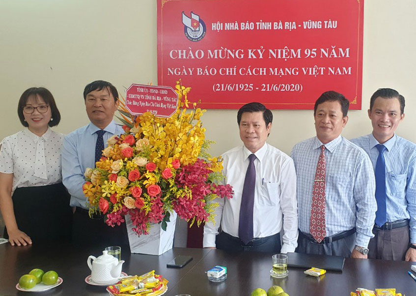 Ông Nguyễn Văn Xinh (giữa), Ủy viên Ban Thường vụ Tỉnh ủy, Trưởng Ban Tuyên giáo Tỉnh ủy thăm, tặng hoa chúc mừng Hội Nhà báo tỉnh.