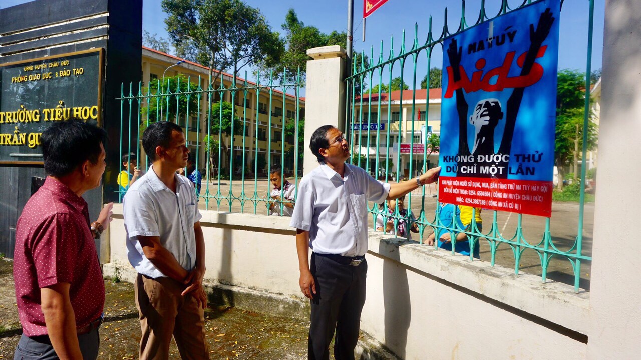 Lãnh đạo huyện Châu Đức đi kiểm tra công tác tuyên truyền phòng chống, chống ma tuý tại Trưởng Tiểu học Trần Quang Diệu (xã Cù Bị)