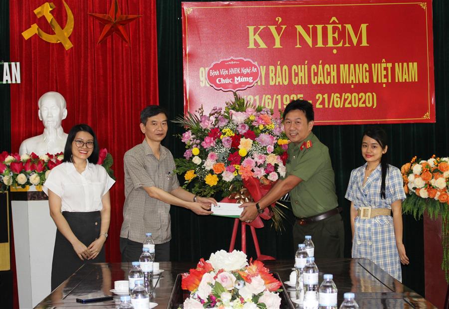 Đại diện Bệnh viện Hữu nghị Đa khoa Nghệ An chúc mừng Báo Công an Nghệ An