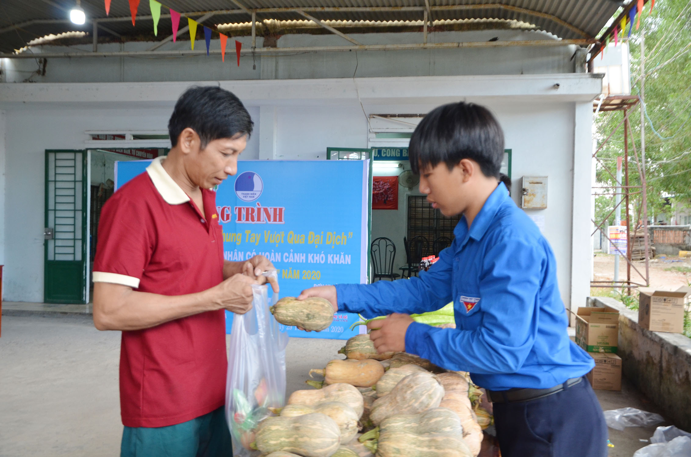 Anh Lê Văn Sáng chọn một số sản phẩm tại “Gian hàng san sẻ yêu thương” do Tỉnh Đoàn phối hợp Thị Đoàn Phú Mỹ tổ chức.