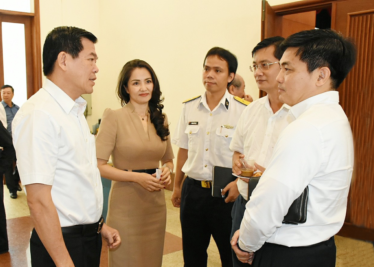 Ông Nguyễn Hồng Lĩnh, Ủy viên Trung ương Đảng, Bí thư Tỉnh ủy, Chủ tịch HĐND tỉnh trao đổi với các đại biểu bên lề Hội thảo.   