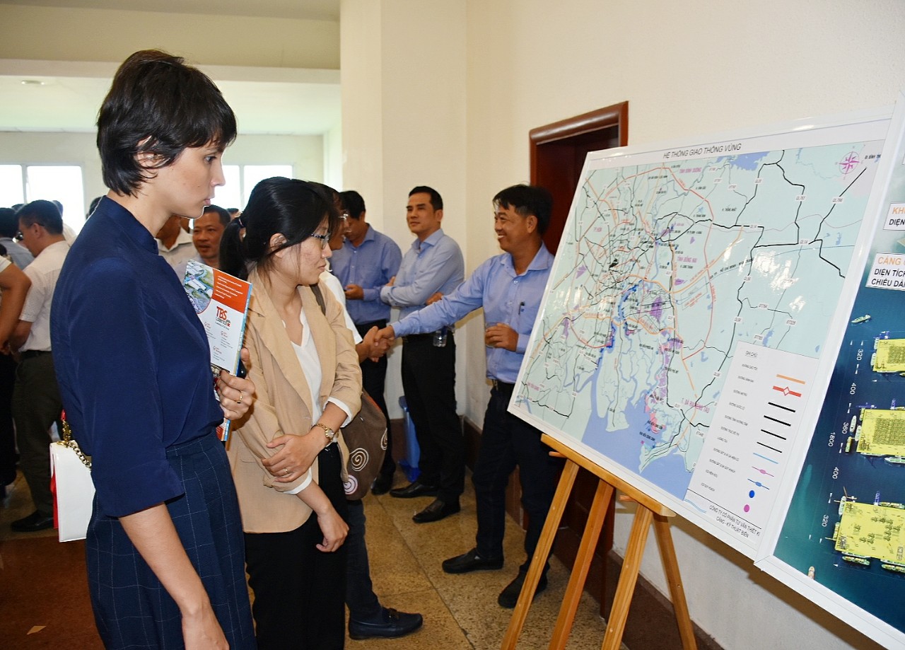 Các đại biểu xem bản đồ quy hoạch hiện trạng và quy hoạch hệ thống cảng biển và giao thông vùng tỉnh BR-VT.