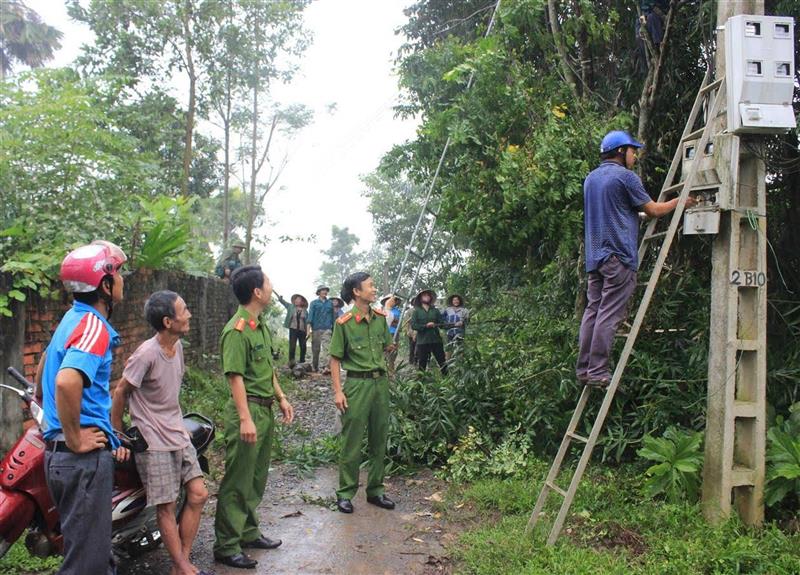 Công an xã Võ Liệt (Thanh Chương) vận động bà con  giải tỏa hành lang an toàn lưới điện trên địa bàn