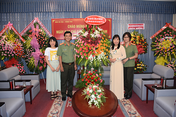 Đại diện Công an tỉnh tặng hoa chúc mừng Ban Biên tập Báo Bà Rịa-Vũng Tàu.