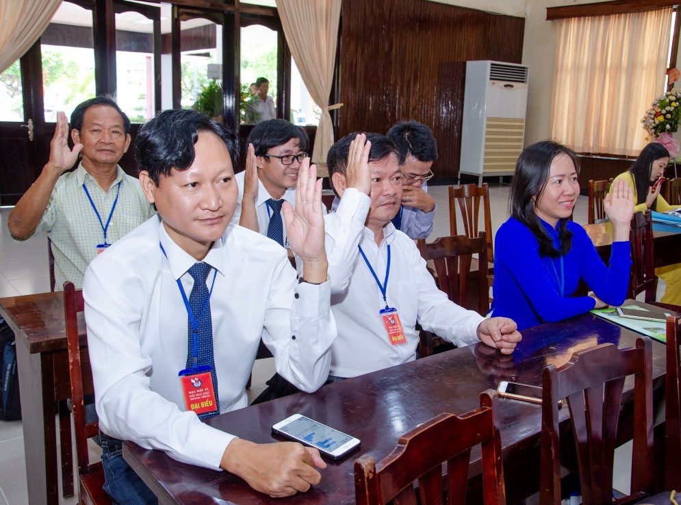  Các đại biểu biểu quyết thông qua dự thảo Nghị quyết Đại hội Hội Nhà báo tỉnh lần thứ VI, nhiệm kỳ 2020 - 2025.