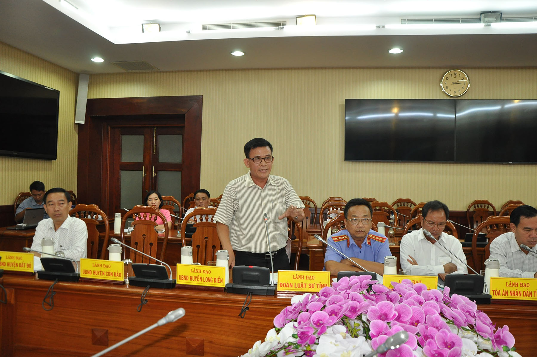 Luật sư Lưu Văn Tám, Đoàn Luật sư tỉnh phát biểu ý kiến tại hội thảo về các giải pháp nâng cao hiệu quả công tác THAHC.