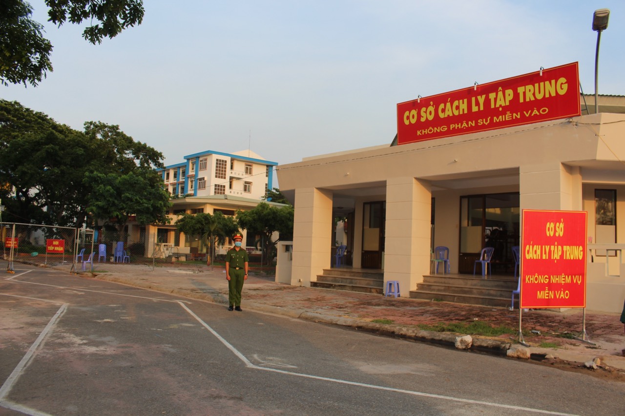 Khu cách ly ở KTX Trường CĐ Quốc tế Vabis Hồng Lam nhìn từ cổng chính vào.