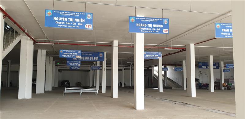 Bên trong chợ, các gian hàng, ki-ốt được sắp xếp khoa học