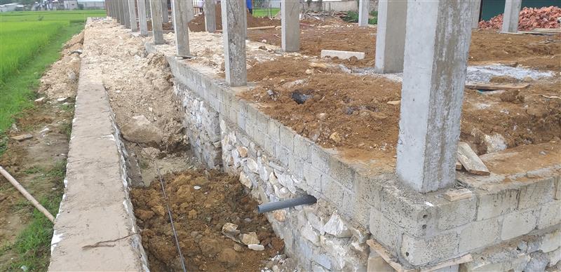 Phần móng nhà sử dụng gạch táp lô xây 2 hàng bao xung quanh để đổ bê tông, nền nhà  sử dụng vật liệu san lấp trộn lẫn nhiều tạp chất (Ảnh chụp ngày 23/4/2020)