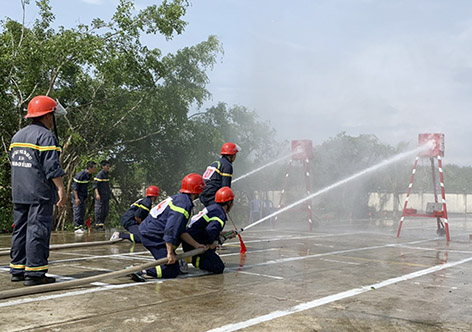 Các đội tham gia nội dung thi triển khai đội hình 2 lăng B sử dụng xe chữa cháy phun nước tiêu điểm.
