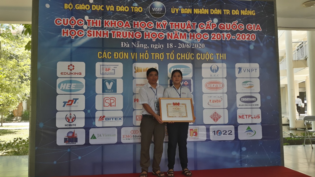 Em Phạm Thị Thùy Trang cùng thầy Cao Ngọc Sơn,  GV hướng dẫn.