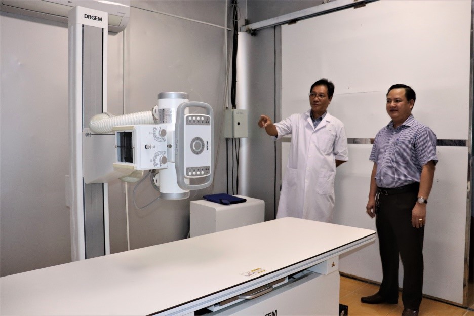 Bác sĩ Phạm Thanh Tế (Giám đốc Phòng khám đa khoa Suối Nghệ) và ông Trần Văn Hưởng (Chủ tịch HĐTV Công ty TNHH Dịch vụ y tế) kiểm tra phòng chụp X-quang kỹ thuật số.