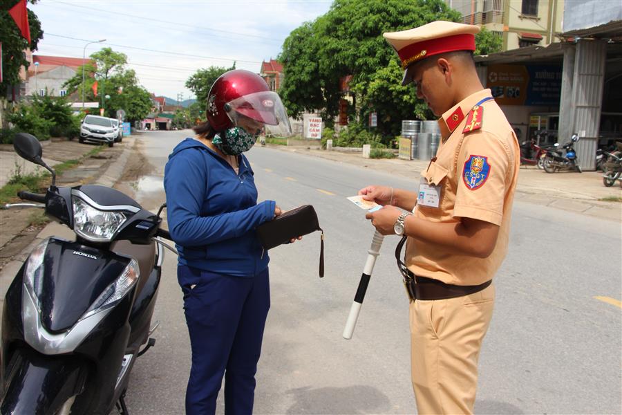 Lực lượng CSGT thực hiện nhiệm vụ trong đợt ra quân tổng kiểm soát giao thông đường bộ