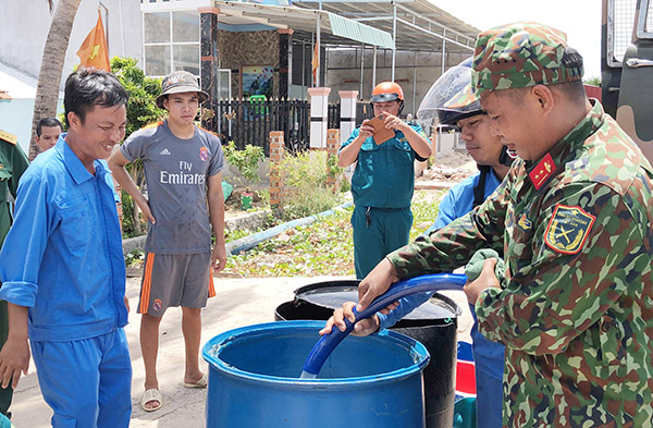 Cán bộ, chiến sĩ vận chuyển nước miễn phí đến tận nhà cho người dân xã Bình Châu, huyện Xuyên Mộc.