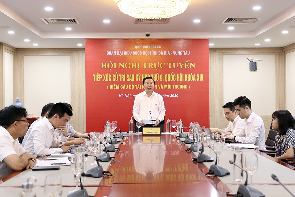 Đại biểu Trần Hồng Hà phát biểu tại điểm cầu Bộ TN-MT. Ảnh: KHƯƠNG TRUNG