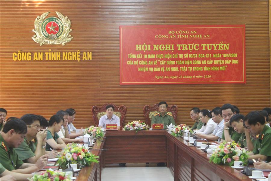 Đồng chí Nguyễn Văn Thông, Phó Bí thư Tỉnh ủy; Đại tá Hồ Văn Tứ, Phó Giám đốc Công an tỉnh chủ trì điểm cầu tại Nghệ An. 
