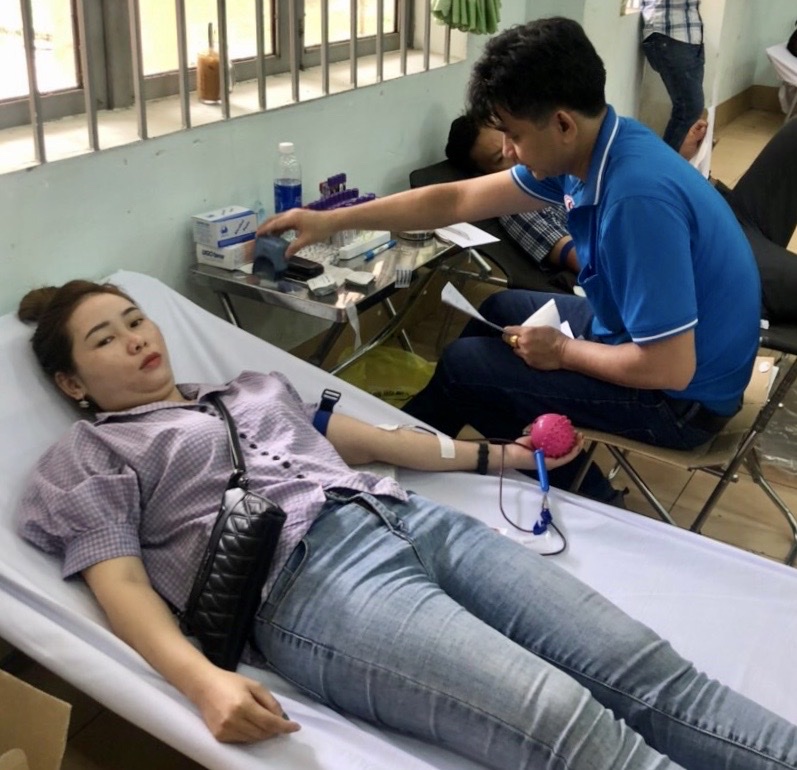 Người dân trên địa bàn huyện Châu Đức tham gia hiến máu tình nguyện sáng 23/6.