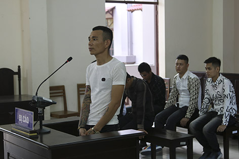 Bị cáo Lê Đặng Nghĩa cùng đồng phạm tại phiên tòa sơ thẩm.