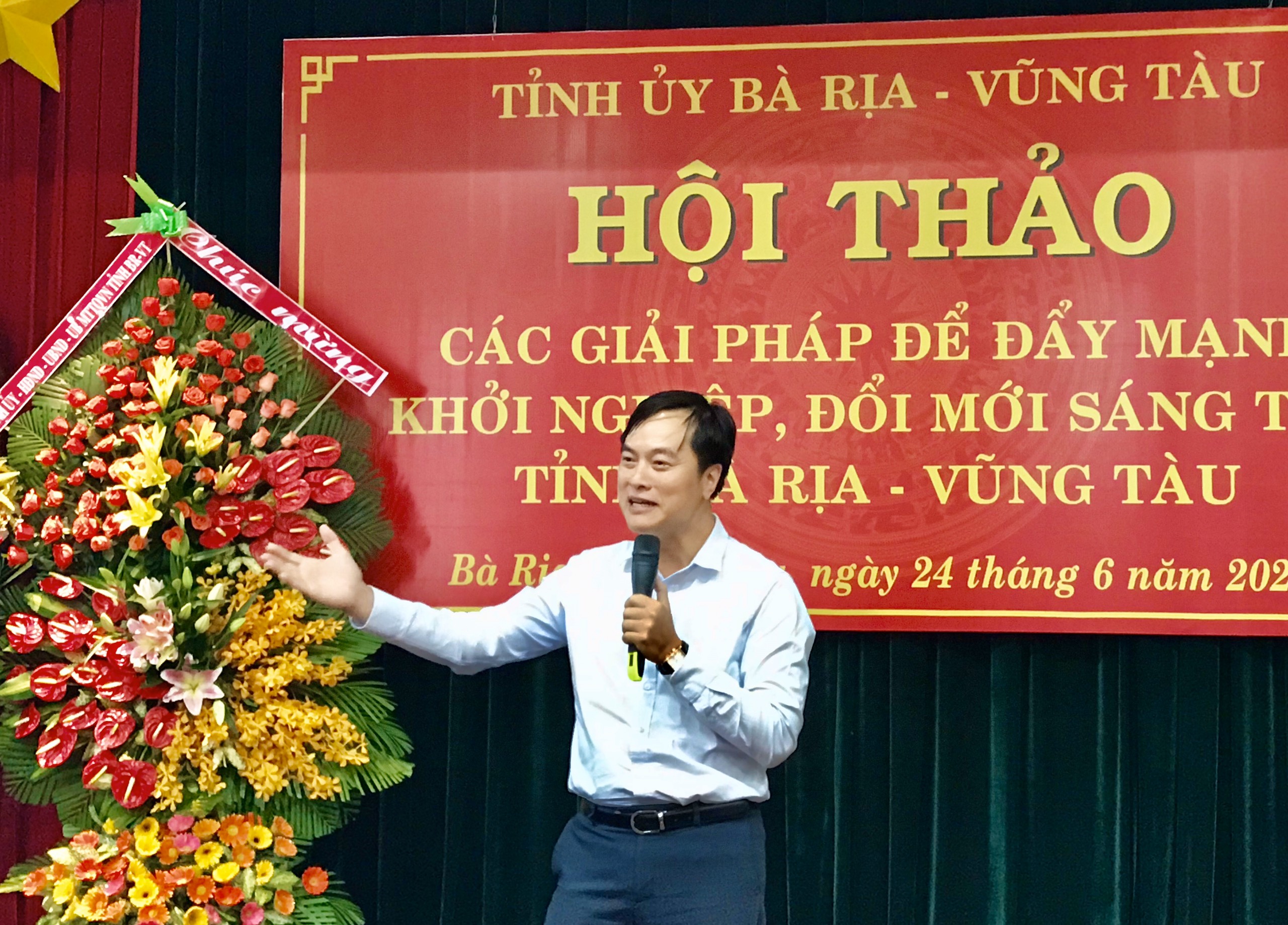 Ông Phạm Duy Hiếu, Phó Chủ tịch Quỹ khởi nghiệp doanh nghiệp KH-CN Việt Nam trình bày tham luận “Tư duy dẫn dắt trong công tác xây dựng hệ sinh thái đổi mới sáng tạo và khởi nghiệp địa phương hướng tới phát triển bền vững” tại Hội thảo.