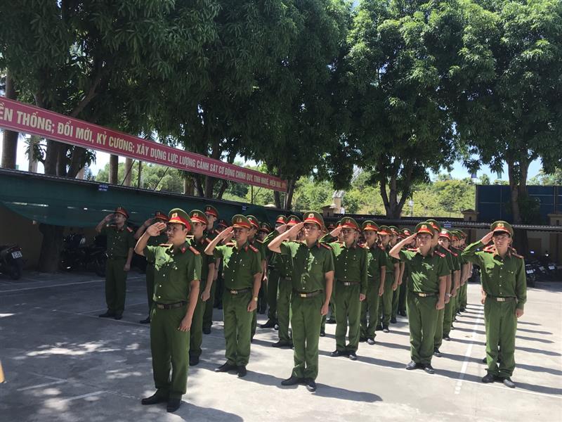 Cán bộ chiến sỹ tập luyện điều lệnh đội ngũ