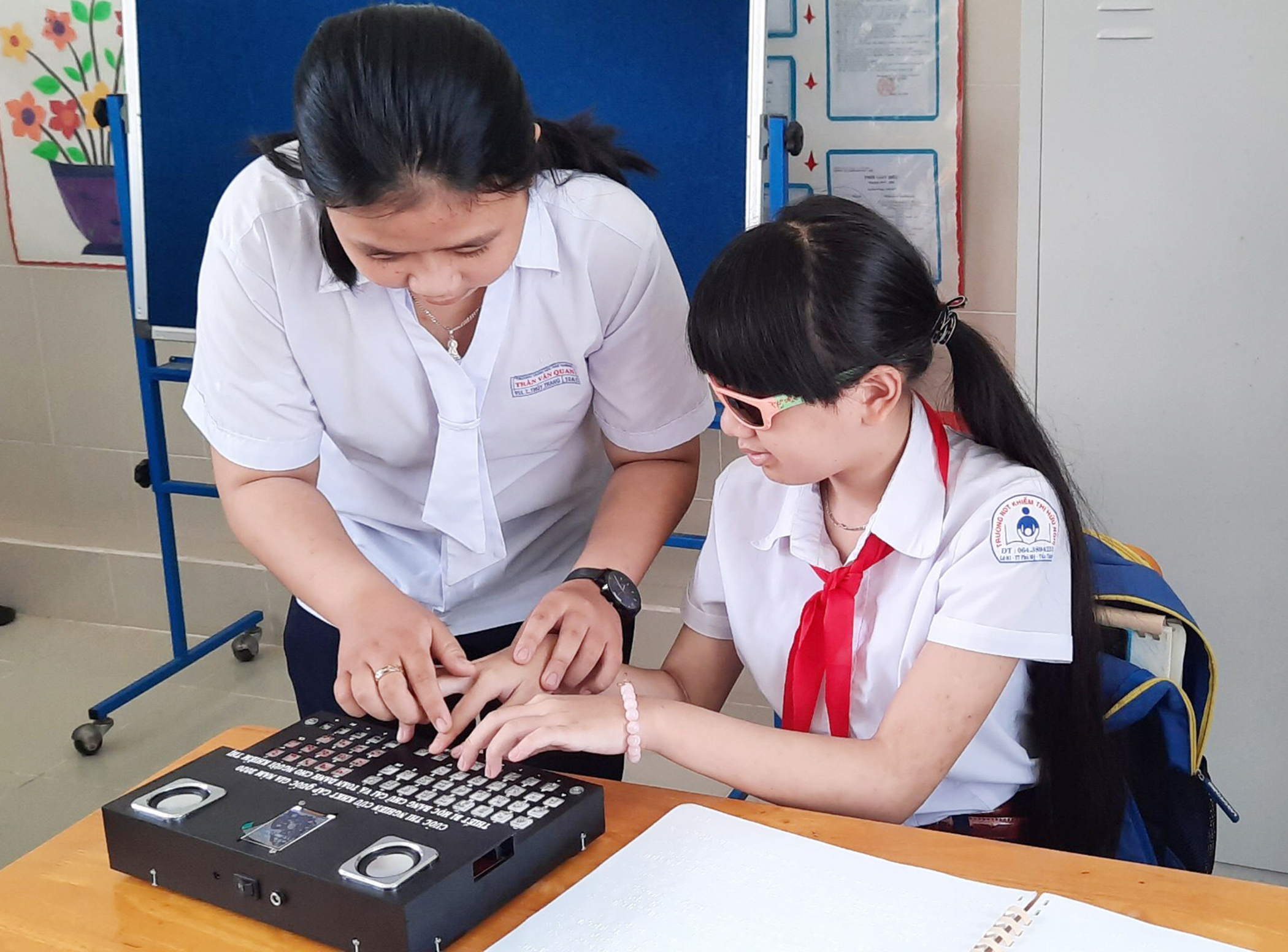 Em Phạm Thị Thùy Trang thực nghiệm thiết bị tại Trường Nuôi dạy trẻ khiếm thị Hữu Nghị.