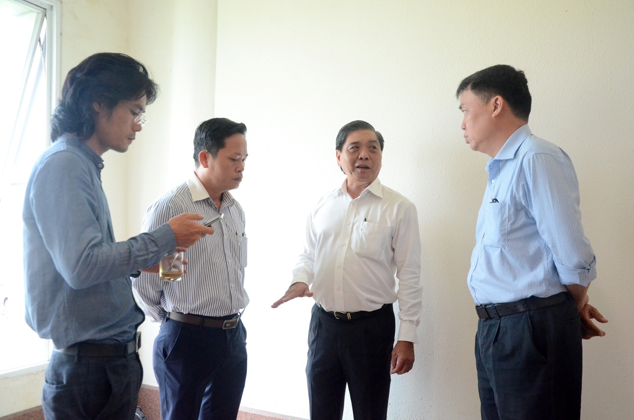 ông Lê Tuấn Quốc, Phó Chủ tịch UBND tỉnh trao đổi với các DN bên lề hội thảo