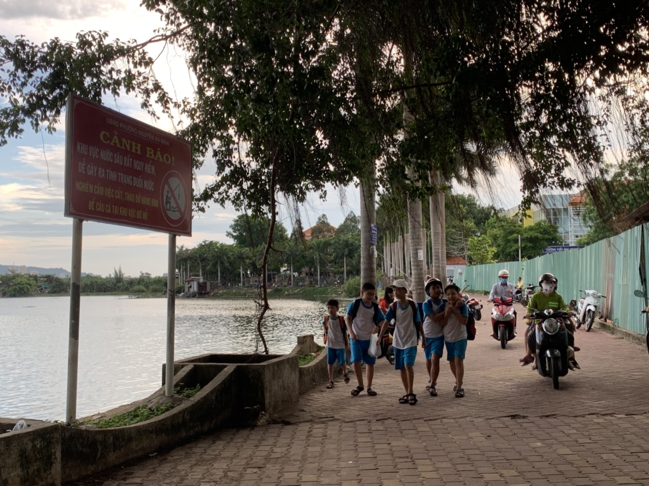 Các em HS Trường TH Nguyễn Viết Xuân tan học về ngang qua khu vực hồ Bàu Trũng. 