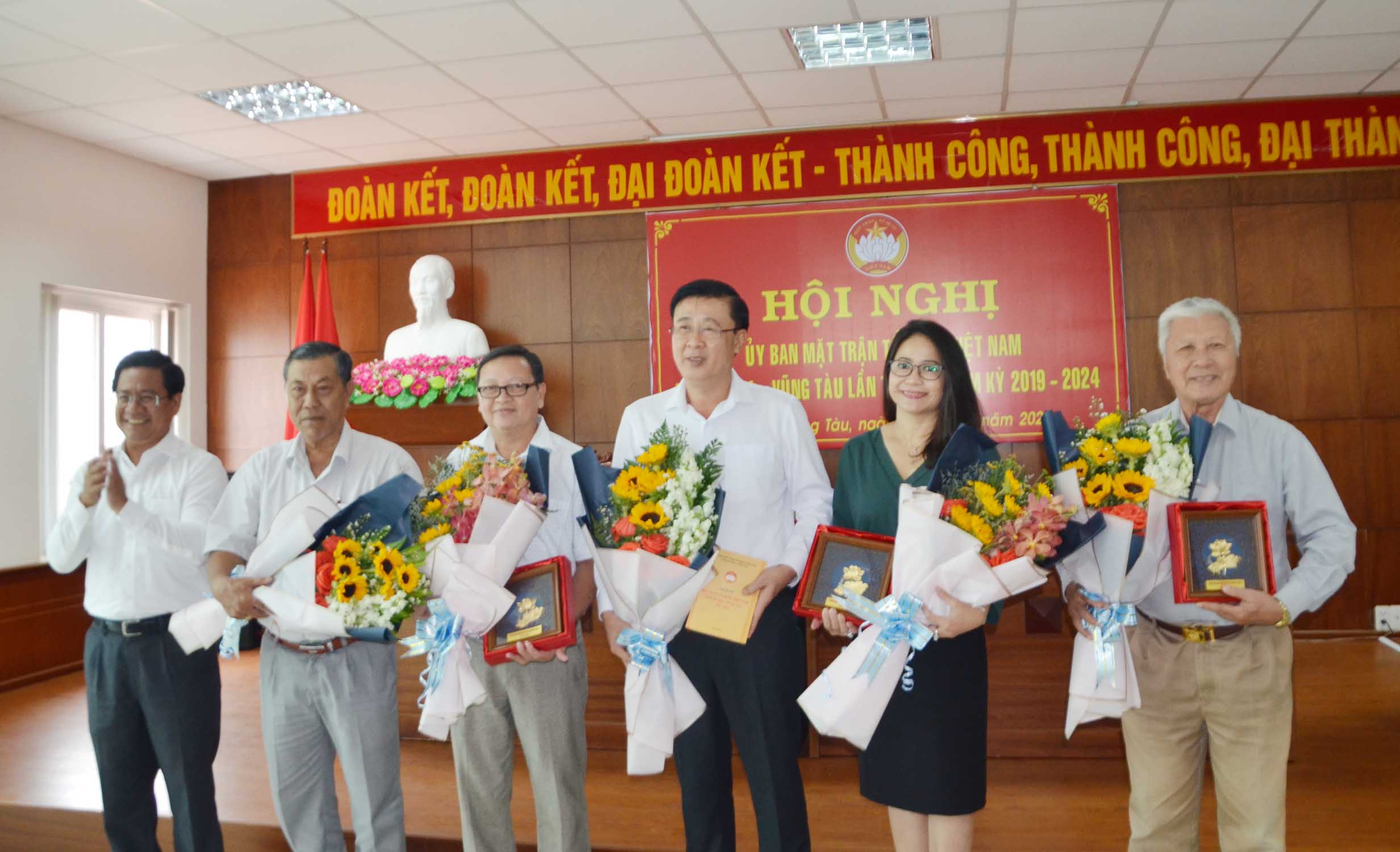 Ông Bùi Chí Thành, Ủy viên dự khuyết Trung ương Đảng, Chủ tịch UBMTTQVN tỉnh tặng hoa các ủy viên thôi tham gia trong UBMTTQVN tỉnh khóa VI và các ủy viên được bầu bổ sung.