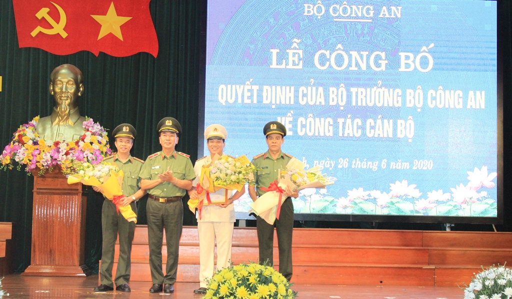 Thiếu tướng Trần Quốc Tỏ, Thứ trưởng Bộ Công an trao quyết định và tặng hoa chúc mừng các đồng chí Nguyễn Tiến Nam, Lê Khắc Thuyết và Võ Trọng Hải nhận nhiệm vụ mới.