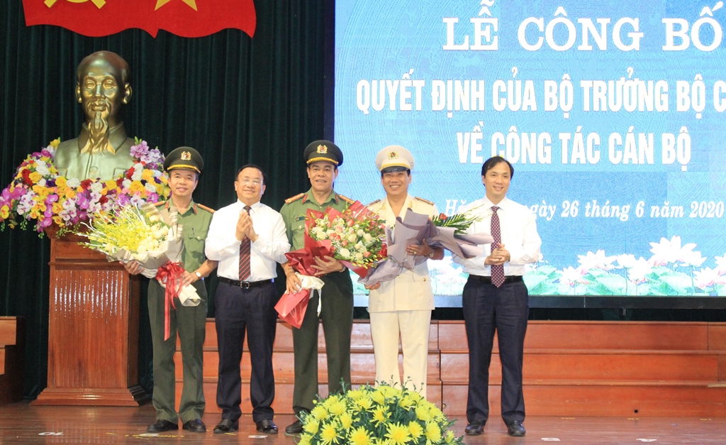 Tỉnh Hà Tĩnh tặng hoa chúc mừng các đồng chí nhận nhiệm vụ mới.