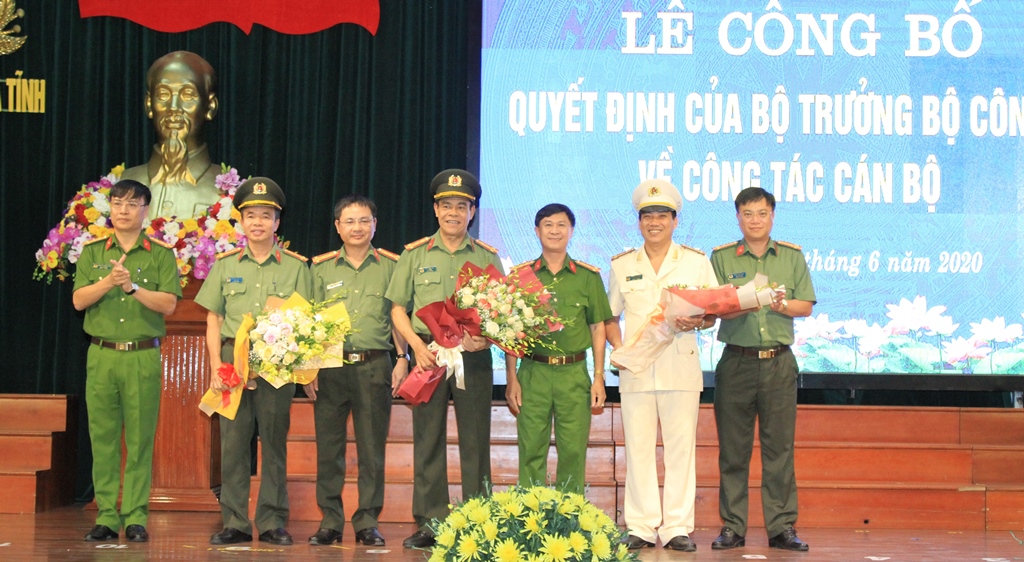 Ban giám đốc Công an tỉnh Hà Tĩnh tặng hoa chúc mừng.