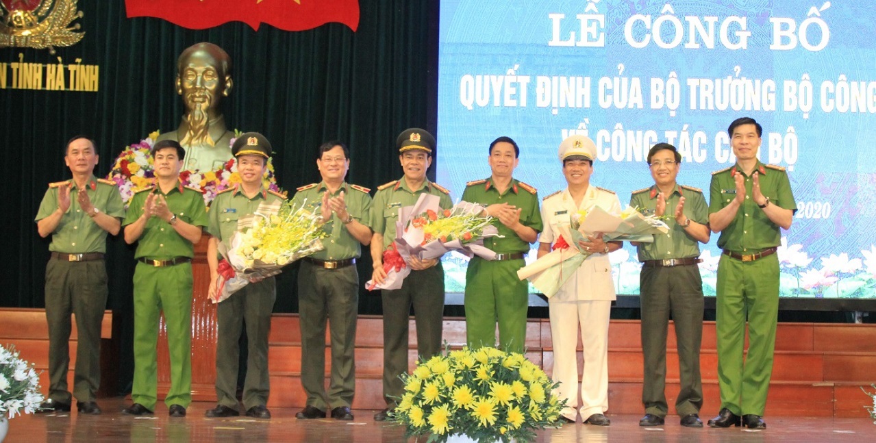 Ban giám đốc Công an tỉnh Nghệ An tặng hoa chúc mừng.