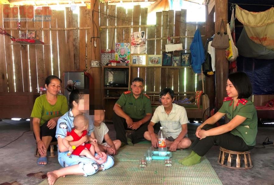 Công an huyện Tương Dương thăm hỏi, động viên nạn nhân                                   của tội phạm mua bán người