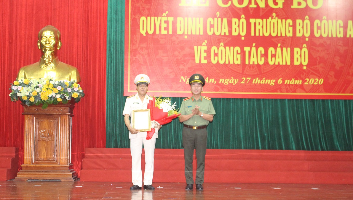Thiếu tướng Trần Quốc Tỏ, Thứ trưởng Bộ Công an trao quyết định bổ nhiệm Đại tá Võ Trọng Hải giữ nhiệm vụ Giám đốc Công an Nghệ An