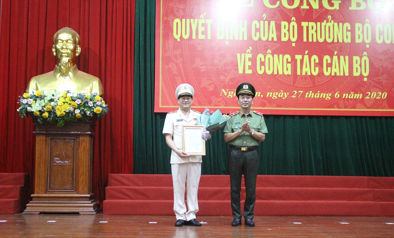 Thiếu tướng Trần Quốc Tỏ, Thứ trưởng Bộ Công an tặng hoa Thiếu tướng, PGS. TS Nguyễn Hữu Cầu