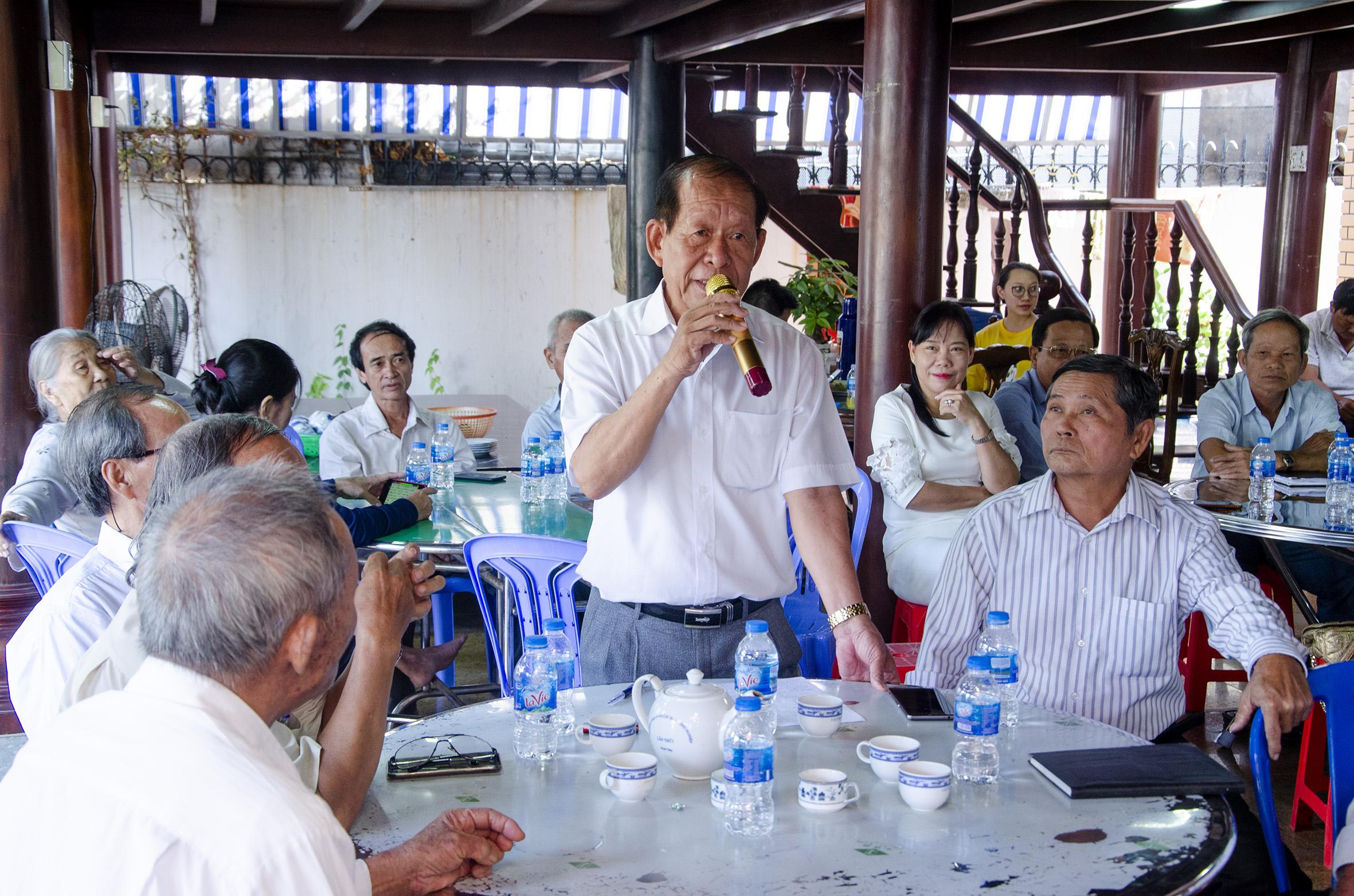 Ông Võ Văn Giáo, Chủ tịch Hội Người tù kháng chiến tỉnh, Phó Chủ tịch Chi Hội Đồng hương Quảng Nam - Đà Nẵng TP. Vũng Tàu phát biểu thảo luận tại hội nghị.