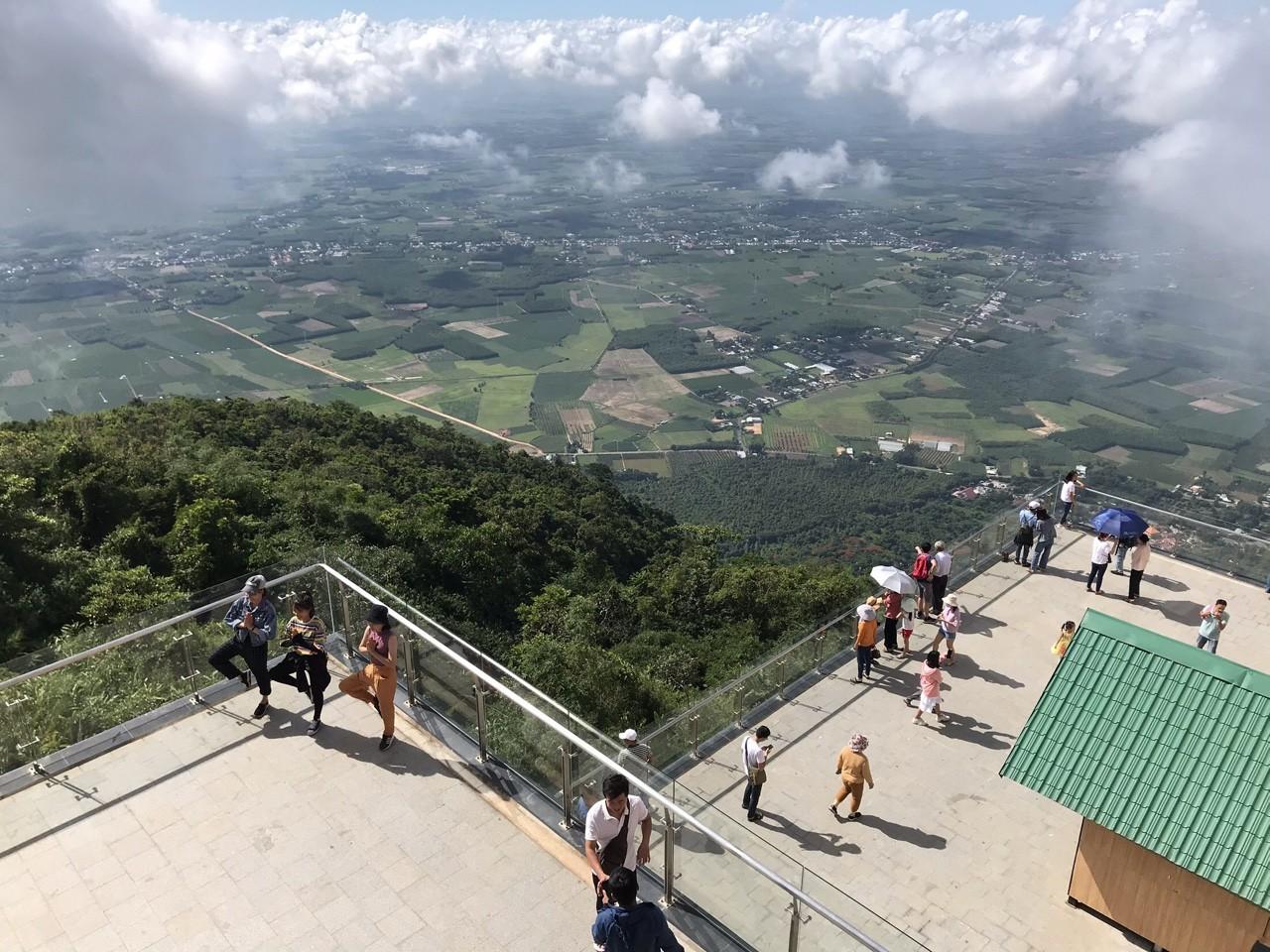 Từ đầu năm Tập đoàn Sun Group đã đầu tư hệ thống cáp treo dài 1.847m lên đỉnh Núi Bà Đen, giúp du khách check-in, ngắm toàn cảnh đồng bằng Tây Ninh.