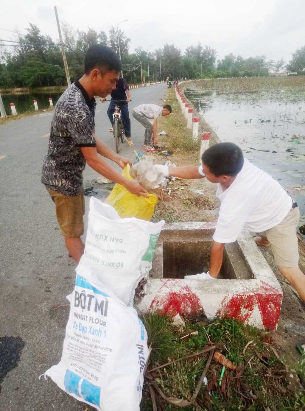 Các thành viên “Đội tình nguyện vì màu xanh Côn Đảo” nhặt rác tại bờ hồ An Hải.