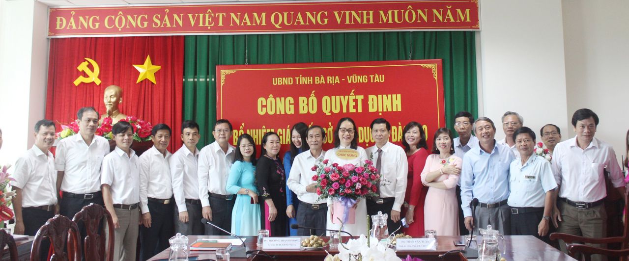 Các đại biểu tặng hoa chúc mừng bà Trần Thị Ngọc Châu, tân Giám đốc Sở GD-ĐT.