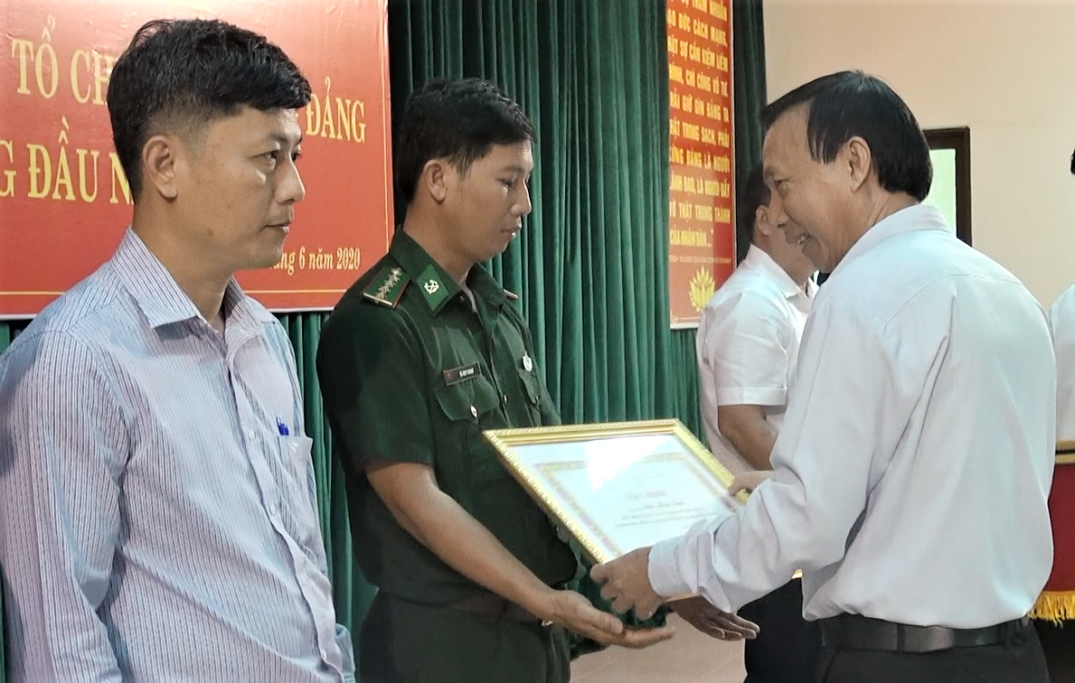 Ông Lê Văn Cường, Phó Trưởng Ban Tổ chức Tỉnh ủy trao tặng Giấy khen cho các cá nhân đạt thành tích xuất sắc.