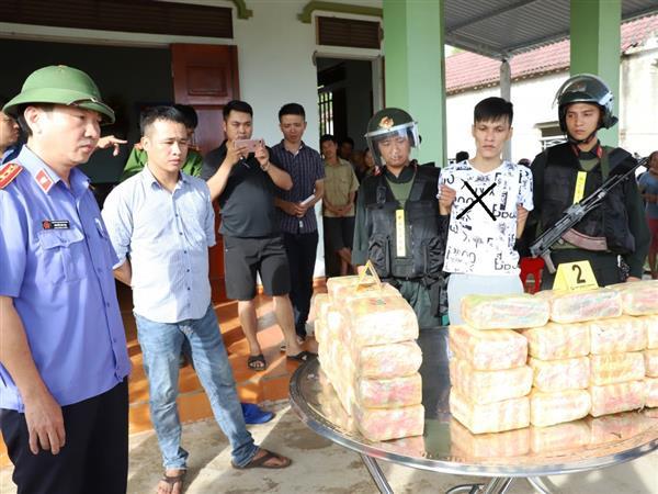 31 kg ma túy đá thu giữ khi các đối tượng đang trên đường vận chuyển